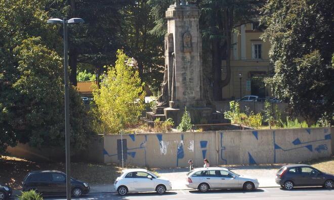 Monumento transennato da 10 anni