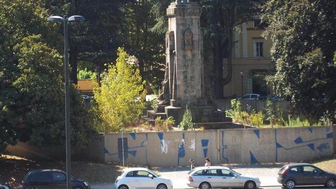 Monumento transennato da 10 anni