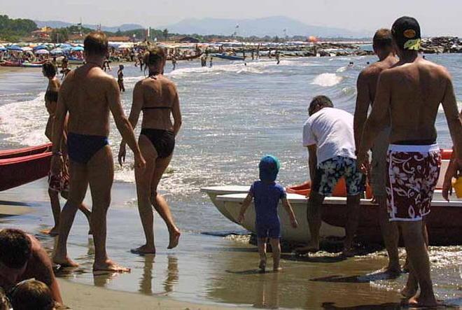 Panico in spiaggia, si perde una bimba
