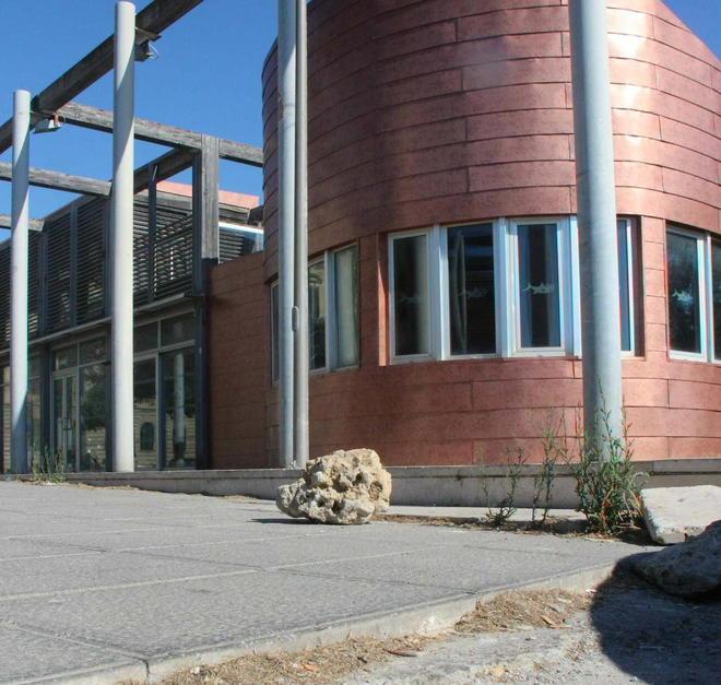 E la piazzetta davanti allo Scoglio è ancora vuota