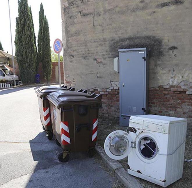 Rifiuti abbandonati al cimitero