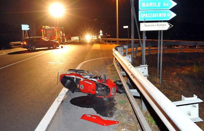 Muore in moto a 34 anni: un'auto gli ha tagliato la strada uscendo da una via laterale 