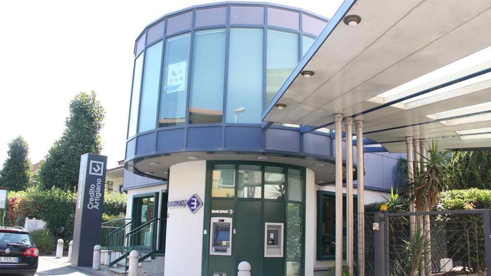 Tenta la rapina in banca ma è costretto alla fuga