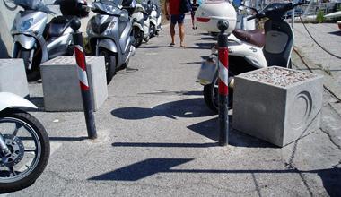 Moletto di Antignano, spostano i dissuasori e parcheggiano gli scooter 