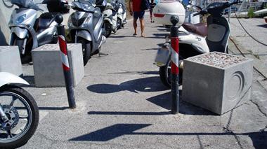 Moletto di Antignano, spostano i dissuasori e parcheggiano gli scooter