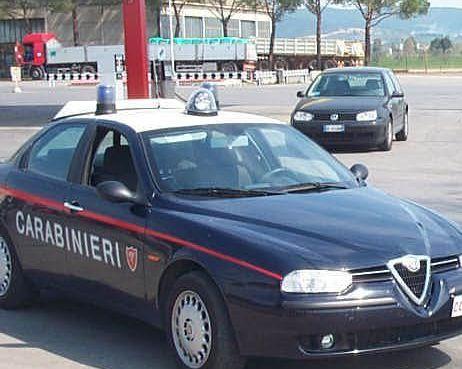 Si aggrappa alla Vespa di un ladro in fuga e lo fa arrestare 