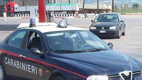 Si aggrappa alla Vespa di un ladro in fuga e lo fa arrestare
