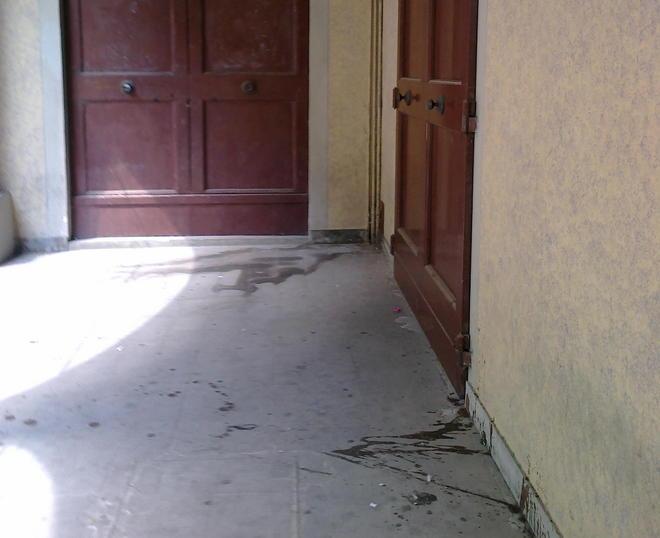 Loggiato usato come un wc, Bombicci regno dei vandali 