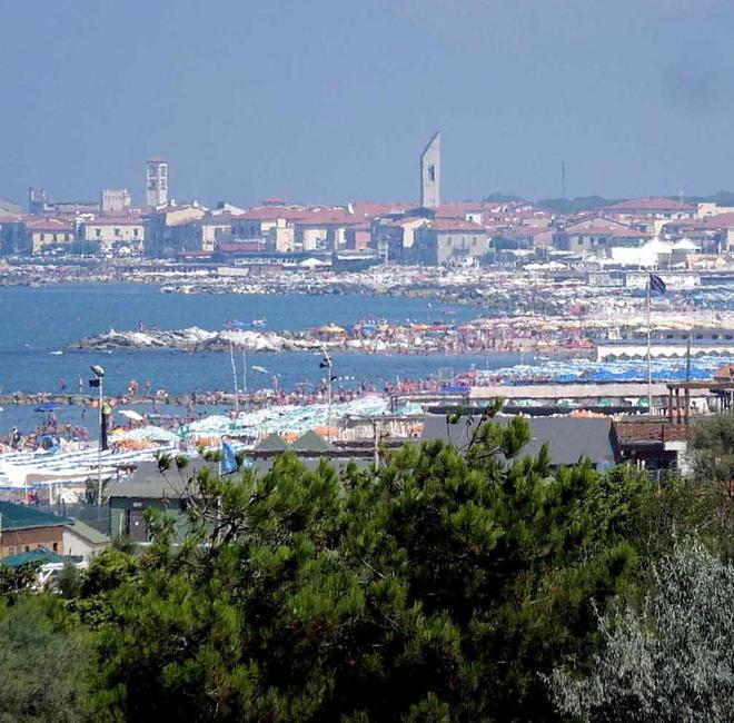 Buche nelle strade pochi parcheggi e fognature da fare 