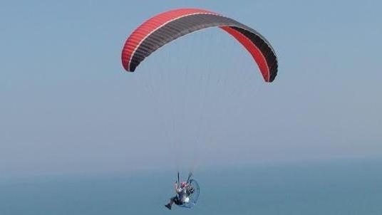 Non si trova il parapendio visto precipitare nel bosco