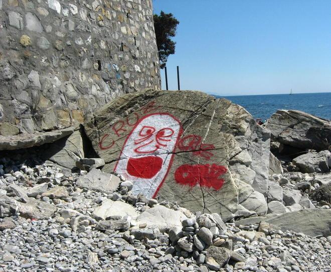 I vandali imbrattano anche gli scogli di Quercianella 