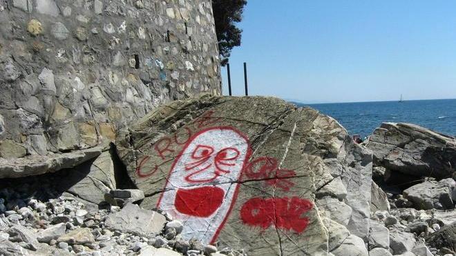 I vandali imbrattano anche gli scogli di Quercianella