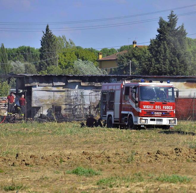 Distrutto dalle fiamme un magazzino edile 