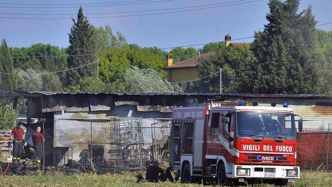 Distrutto dalle fiamme un magazzino edile