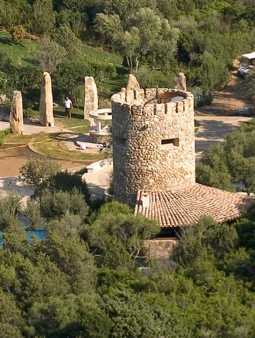 Piscine, nuraghi e un vulcano finto 