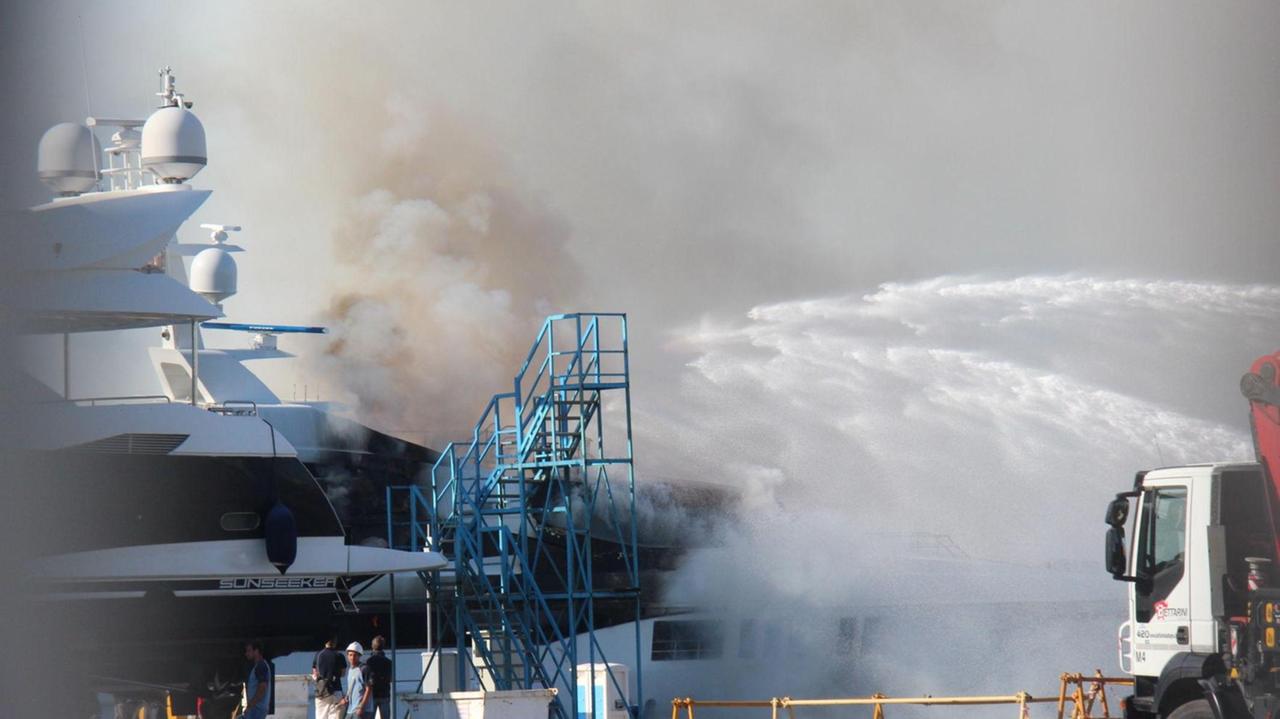 Incendio a bordo di un megayacht, giallo sulle cause del rogo