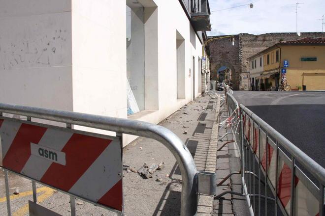 Cornicione pericolante in via Roma, strada chiusa, marciapiede transennato 