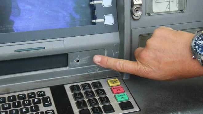Rubavano i soldi del Bancomat con una forchetta: cinque arresti
