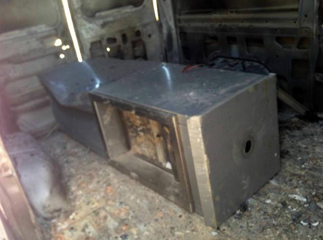 Rubano la cassa dell’autolavaggio, poi la incendiano