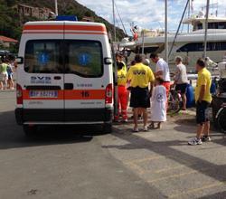 Barca sugli scogli a Capraia: salvati anche tre bambini 