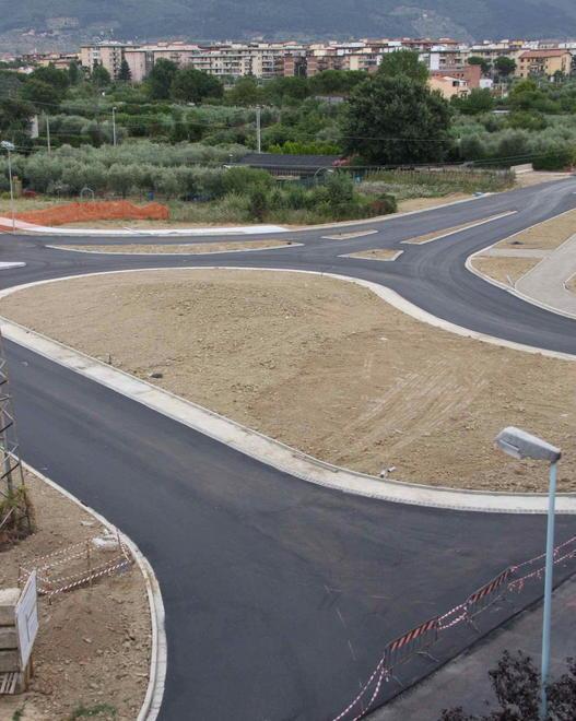 Via Foscolo la rotonda è in funzione. Le proteste 