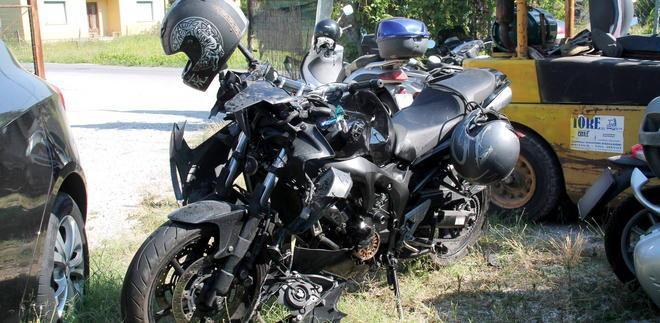 Si schianta contro un’auto in sosta 