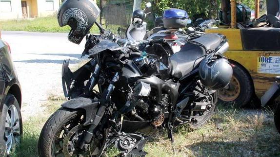 Si schianta contro un’auto in sosta