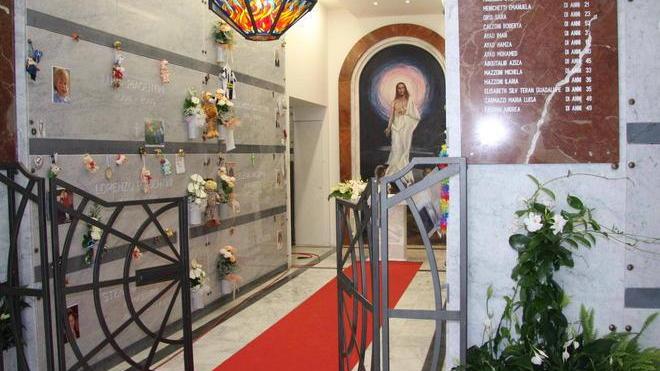 Cimitero chiuso per i familiari delle vittime
