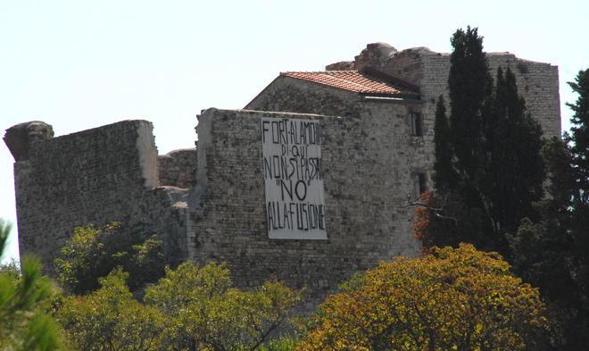 Scritta antifusione sulla Rocca 