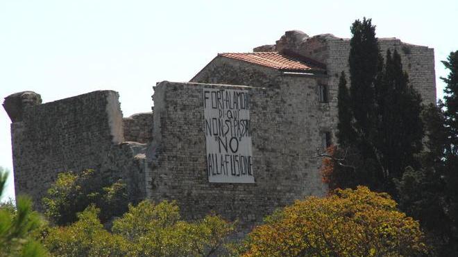 Scritta antifusione sulla Rocca