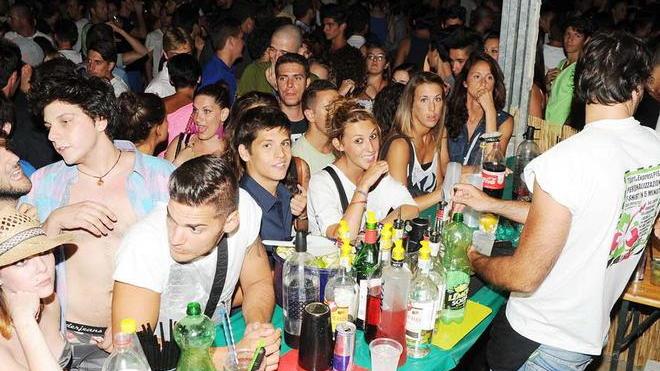 Beach party, scontro tra operatori turistici e il patron della festa