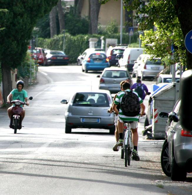 Via dei Macchiaioli, carreggiata più stretta 