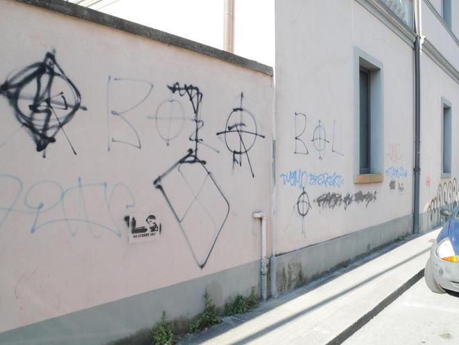A San Concordio sopra i marciapiedi crescono le piante 