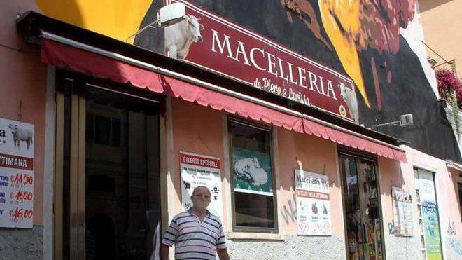 «Ho riattaccato l’insegna approvata dal Comune»