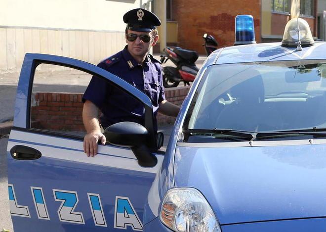 Siringa puntata al viso della commessa 