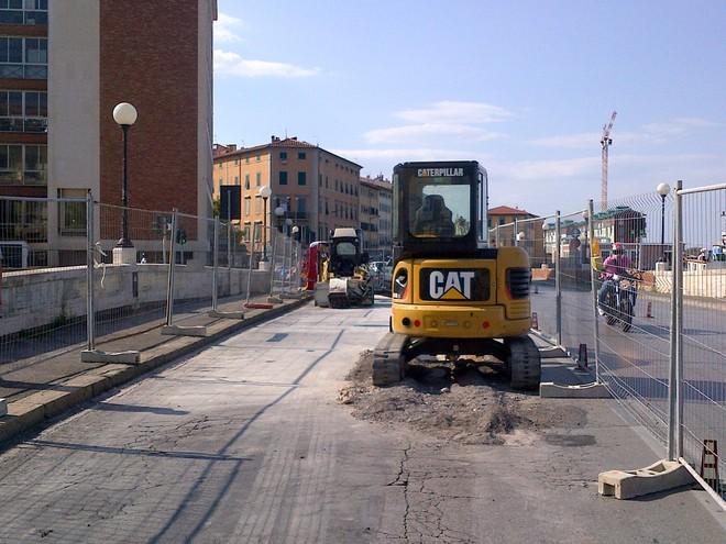 Il traffico è in tilt, ma il cantiere sul Ponte Nuovo è deserto 