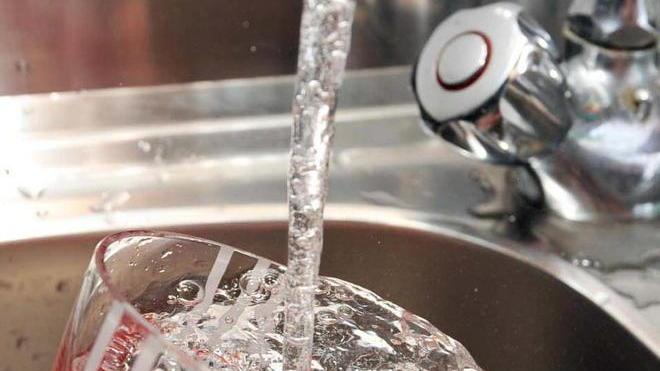 «Acqua del rubinetto? Non è potabile». Lo pensa il 15% degli studenti