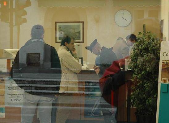 Rapinatore solitario assalta una banca armato di trincetto 