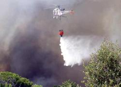 Fiamme sui monti pisani, evacuate due famiglie. L'ombra del piromane