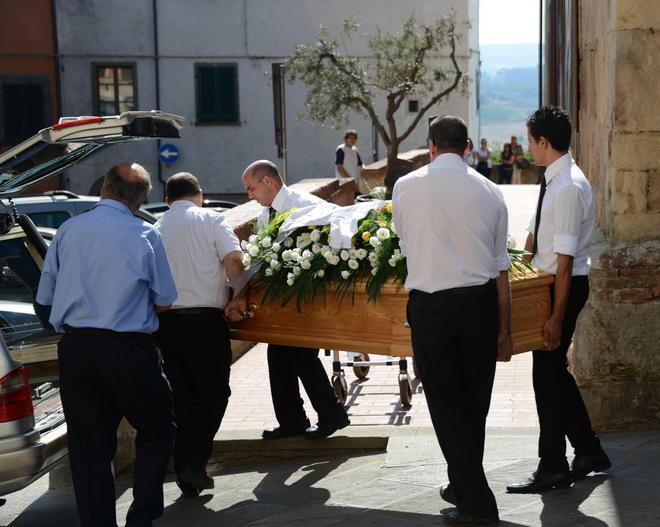 Commozione e dolore per l’addio a Simone 