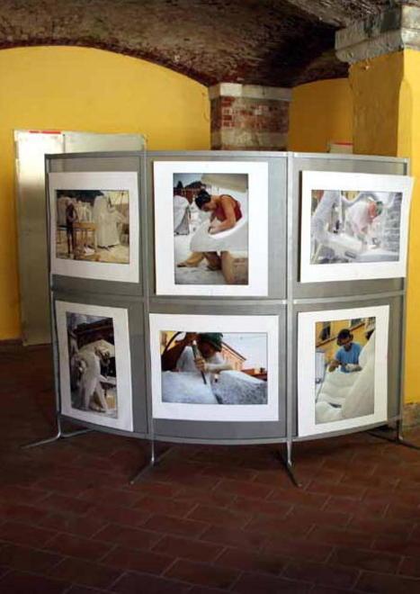 Le foto artistiche del simposio di scultura nei bagni pubblici 