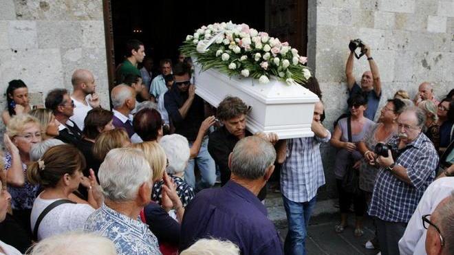 Le campane della Collegiata per l’addio a Sara, uccisa da un male a 18 anni