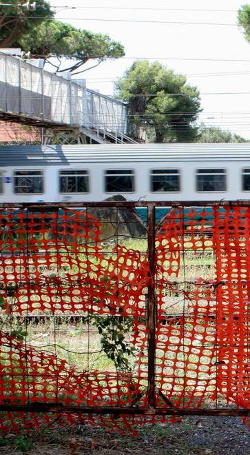 Buche, dossi, erbacce nell’ex ospedale: è degrado 