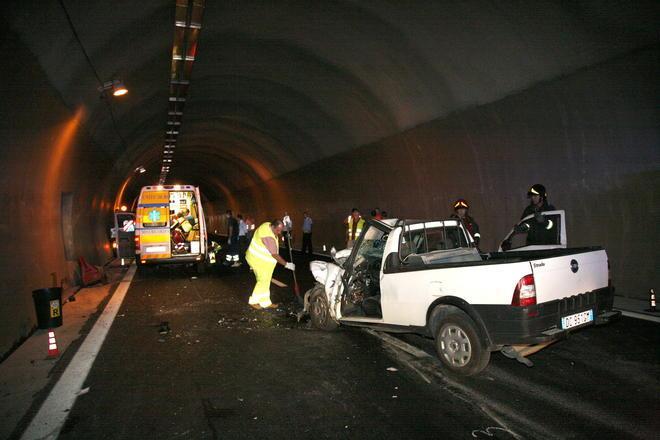 Incidenti stradali: auto contro furgone, due feriti 