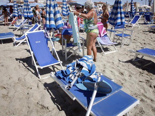 La spiaggia sconvolta da un mulinello di sabbia 
