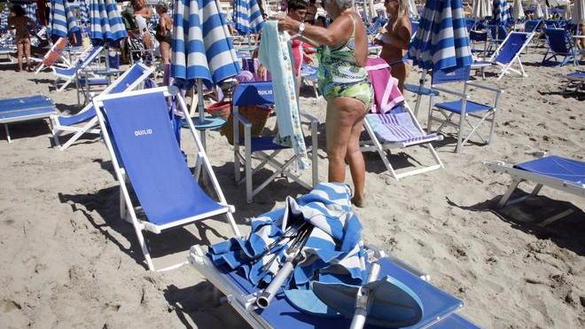 La spiaggia sconvolta da un mulinello di sabbia