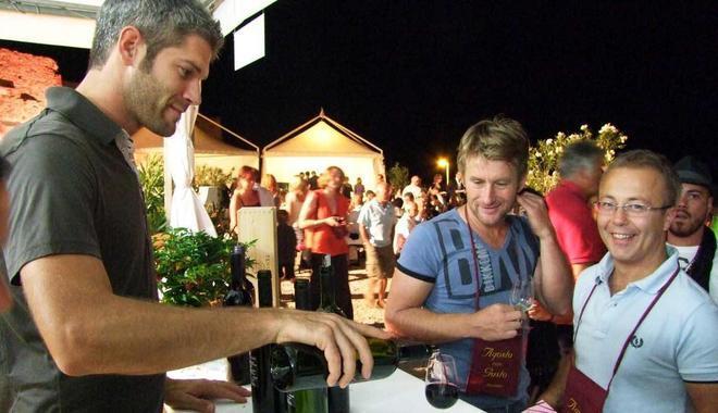 Agosto con gusto, vini e piatti tipici in piazza Bovio 