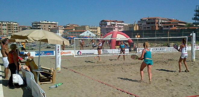 I campioni di beach tennis si sfidano al Gabbiano 