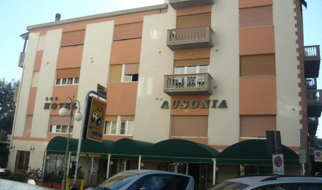 Se ne va senza pagare l’albergo 