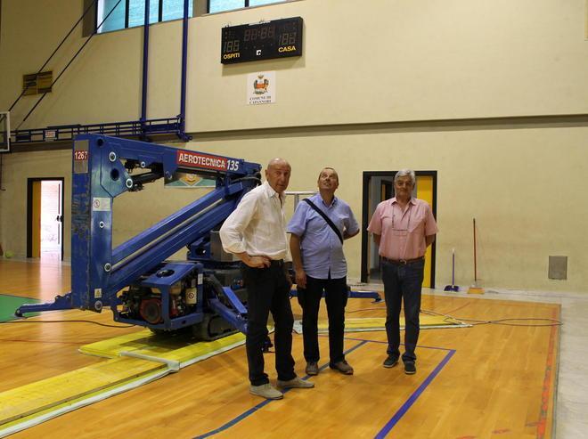 Si cambia il parquet nella palestra della “Piaggia”